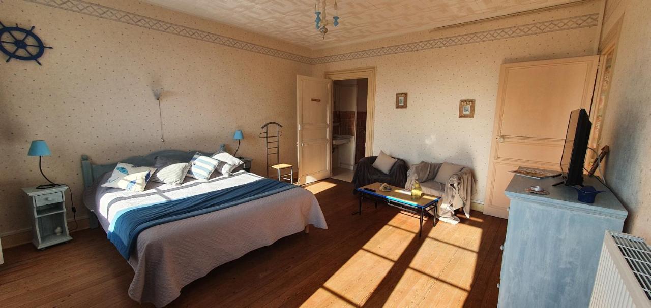Joyeux Reveil Bed & Breakfast Courseulles-sur-Mer Bagian luar foto